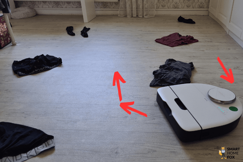 Der Vorwerk Kobold VR7 umfährt in einem Hinderniserkennungstest ein T-Shirt.